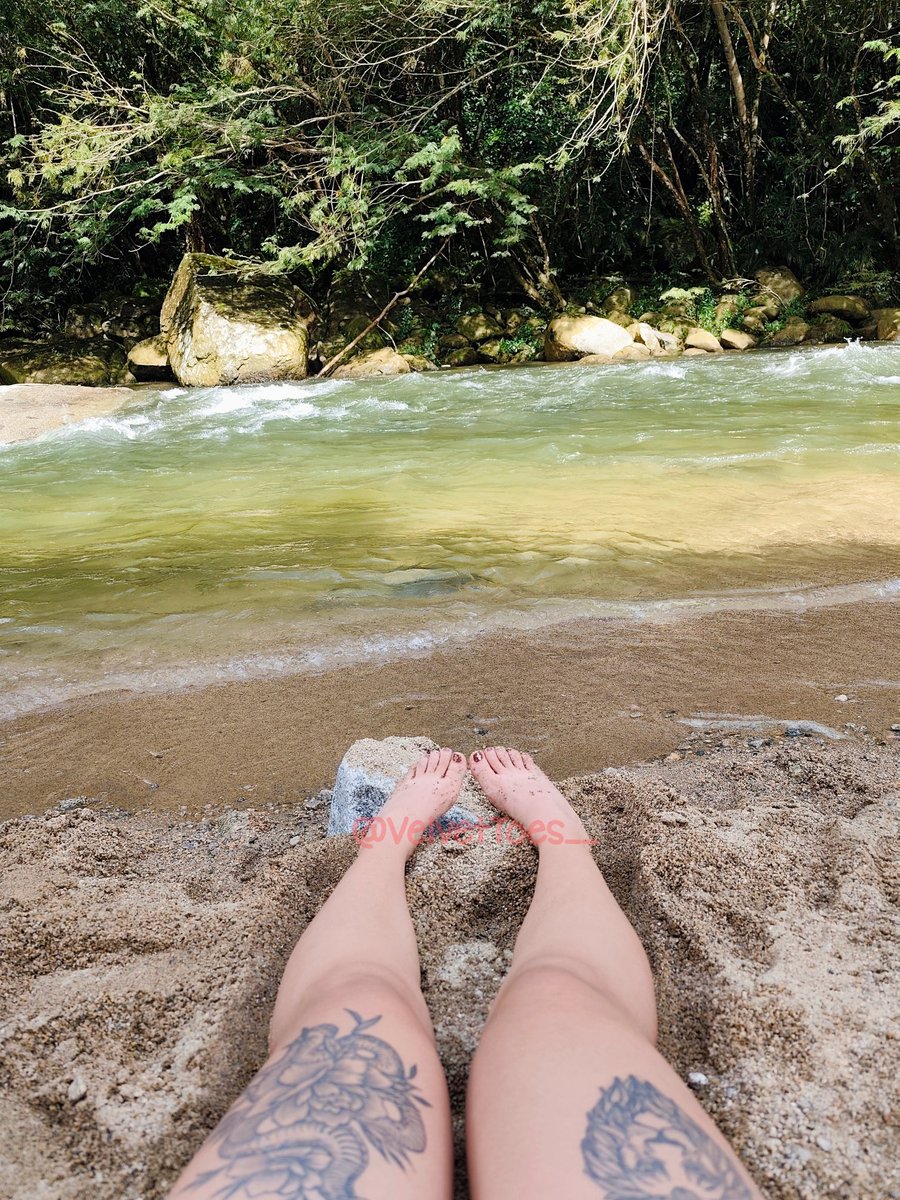 VelvetToes__'s tweet photo. Besarías mis pies ? 

El río no es lo único que está húmedo... 🫠🔥

#feetfetısh #Contenidohot  #piesmojados #fetichepies #footfetısh https://t.co/7jKPMmNwtP