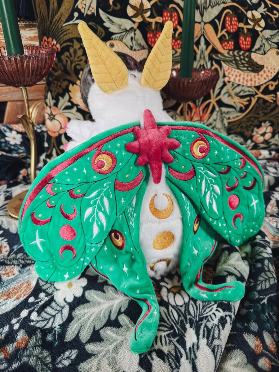 BeserkClothing's tweet image. How cute does @bramblefae_ look with our Deaths Head and Lunar Moth Plush Toys?! 🦋

Featuring embroidered wings and details, wired antenna and super soft fabric, these #moth plush toys may be our best yet! 👀🖤

beserk.com.au/beserk-clothing