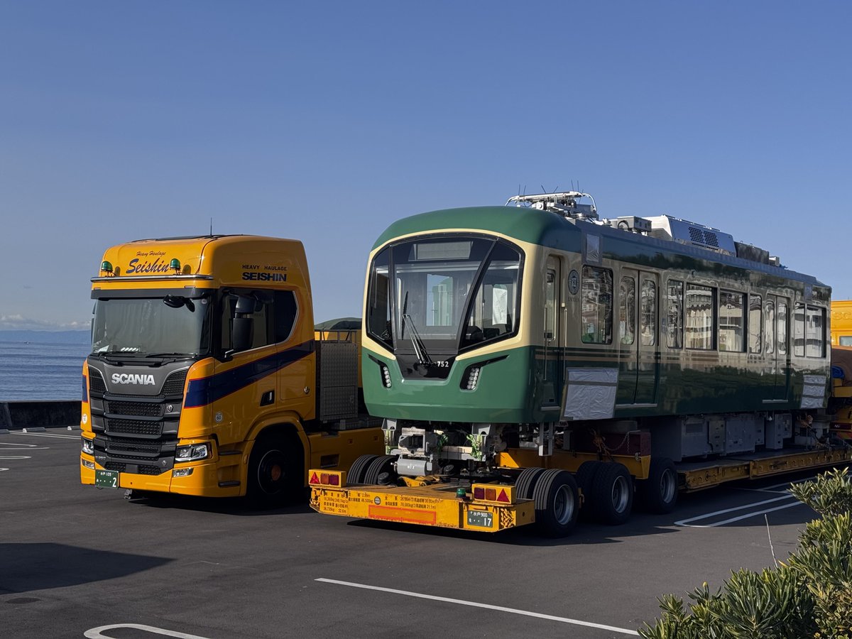 Greeting_Fish's tweet photo. 通勤途中に新しい顔の江ノ電いたから写真撮ってみた。
車に電車が乗ってるの新鮮だな。 https://t.co/4kUzgnGL6W
