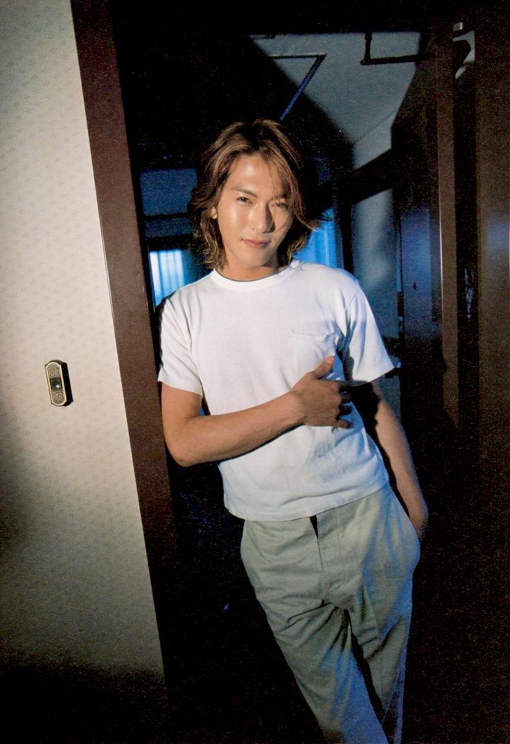 RYUKIARCHIVE's tweet image. From The Archive 
須賀貴匡の2002年グラビア見つけた。
龍騎の時期のやつで、こういうシンプルなオフショット懐かしいな。
雑誌からだと思うけど、いい感じ。
#仮面ライダー龍騎 #須賀貴匡 #城戸真司 #特撮アーカイブ