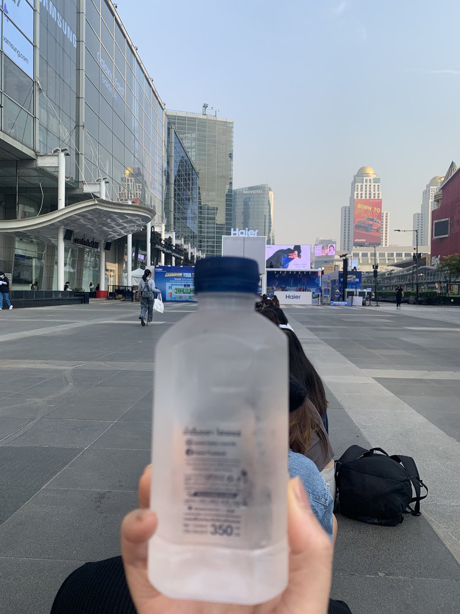 Haier แจกน้ำดื่มเย็นๆให้แฟนคลับที่มารอด้วย น่ารักมาก ดีใจที่น้องได้ร่วมงานกับแบรนด์ดีๆแบบนี้☺️😍

#Haier #HaierThailand #HaierThailandPopUp #MoreCreationMorePossibilities #ChampionYourHaierLife
#phuwintang