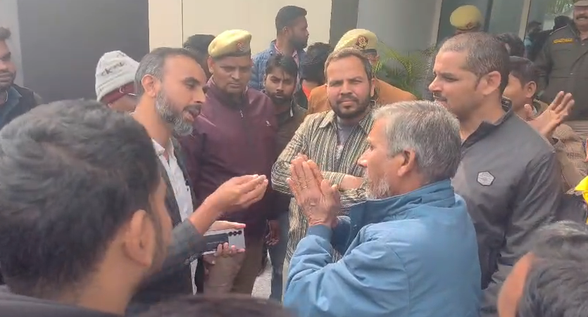 bstvlive's tweet photo. झांसी: झांसी में नई टाउनशिप को लेकर बड़ा बवाल

➡दीनदयाल सभागार में नियोजन समिति की बैठक
➡बैठक के दौरान बाहर लगे “जमीन नहीं देंगे” के नारे
➡ग्रामीणों ने जमीन देने से साफ इनकार किया
➡मुस्तरा और पिछोर गांव से सैकड़ों आपत्तियां दर्ज

#Jhansi #TownshipDispute #LandProtest @jhansipolice