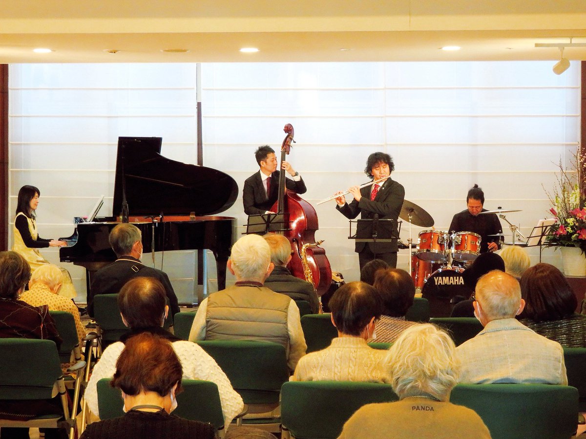 先日は横浜市の素敵なホームでKato Music Worldでした。
ジャズスタンダードや映画音楽を中心にお届け。
こちらには加藤千恵さんのお誘いで毎年のように伺っていて顔馴染みの方から
当時流行した音楽のいろいろも教えていただき大変勉強になります。
#katomusicworld #yamahadrums #zildjian #aspr