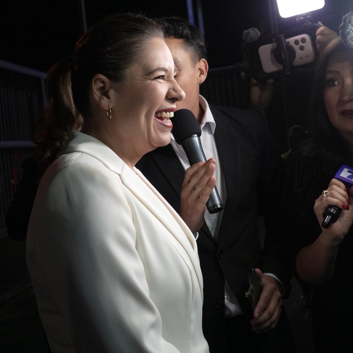 #DebateTeletica | En tiempos de broncas, una sonrisa sincera también es liderazgo. <a href="/ClaudiaDobles/">Claudia Dobles Camargo</a> sonríe, sí… pero sobre todo sabe escuchar y resolver aún en medio de las diferencias💪😊 

#ClaudiaPresidenta 
#VamosAGanar