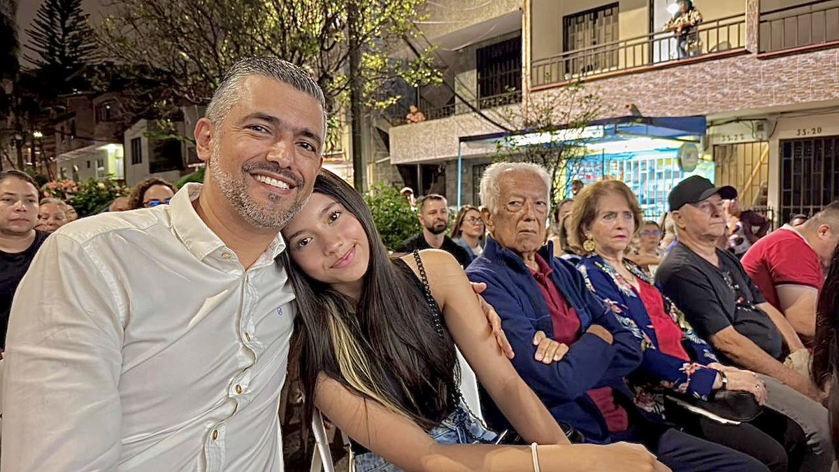 braulioEMarquez's tweet photo. Esta noche, desde mi querido Barrio Obrero, en las calles que me vieron crecer, el corazón se llena al estar rodeado de vecinos que son amigos y de mi familia.

Juntos reafirmamos que este camino se sigue construyendo con la gente y con amor por el territorio.

Gracias al concejal Pablo por su compromiso, y gracias a cada uno de ustedes por el apoyo sincero y la presencia que nos impulsa a seguir.

Con ustedes, este proyecto avanza con fuerza, certeza y esperanza. 💪💚