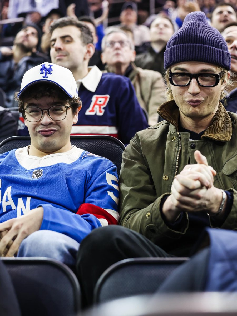 📸| New photos of <a href="/djotime/">Djo</a> and <a href="/GatenM123/">Gaten Matarazzo</a> at the <a href="/NYRangers/">New York Rangers</a> game tonight [via nyrangers]
