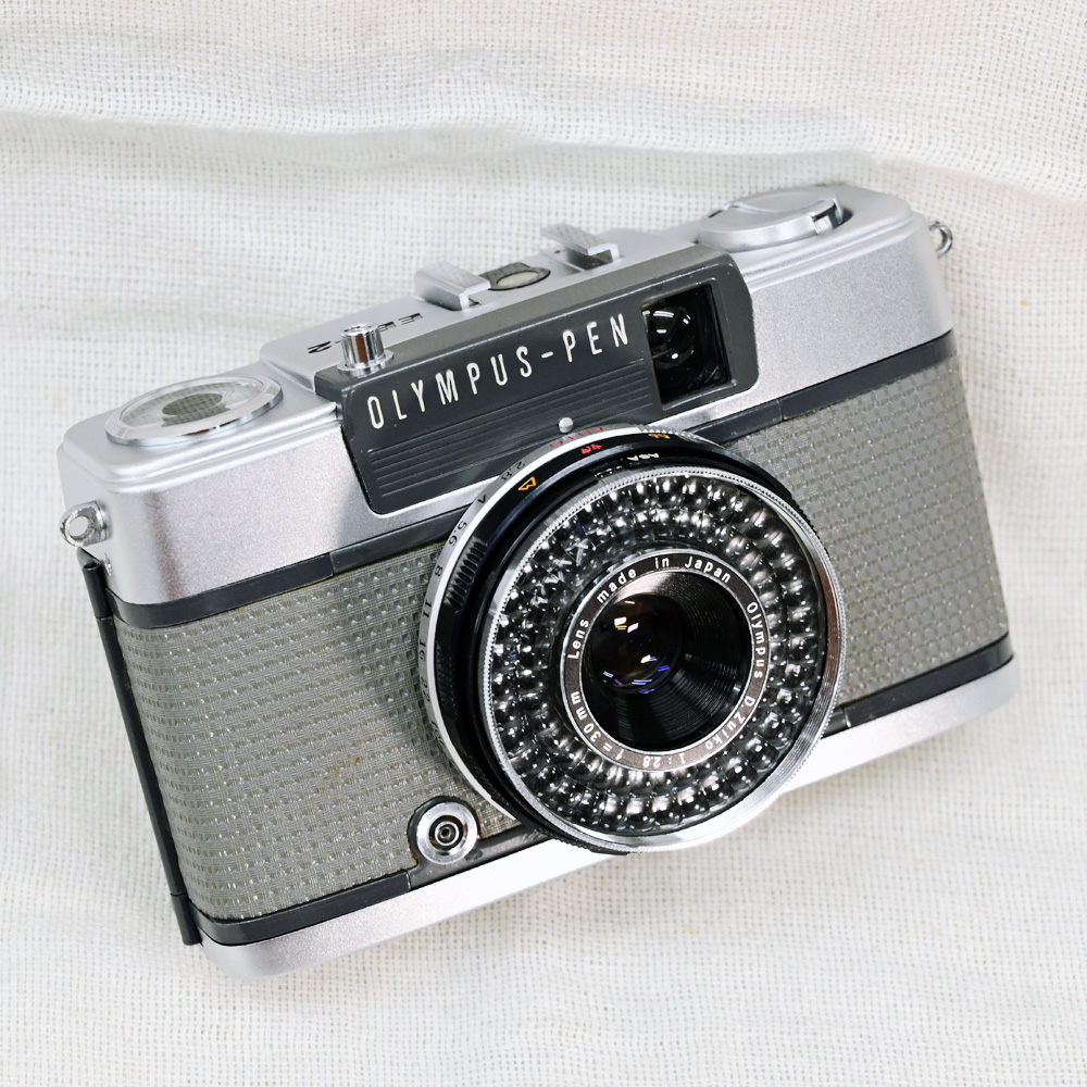 champcamera's tweet photo. OLYMPUS PEN EES-2【整備済】¥25,000- by 青葉台店
EESにはなかったホットシューが追加され、
ゾーンフォーカスも4段階&フィルム感度もISO400に対応可能と使いやすさもアップしたEES-2!
ペンシリーズの中でも大人気の一台です✨
#フィルムカメラ #青葉台 #PENEES2 #田園都市線
https://t.co/DFpViQEvjU