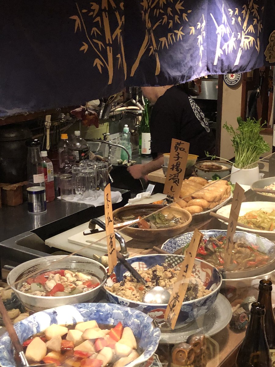 思い出食堂 86号【ぶり大根編】が既に発売中だと思います
(告知が遅すぎる
今回の類さんは池袋みのりさんです
このお店もいい酒場でしたねぇ
大皿料理を見ながら呑んでるだけでも楽しい
あと個人的に小鹿田焼のお皿描くの楽しかったわ
#思い出食堂