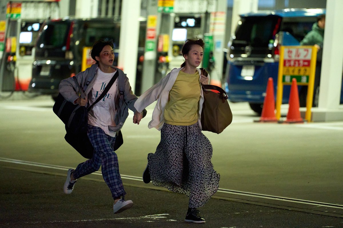 解禁】 映画『#未来』劇中カット初公開✨
#湊かなえ × #瀬々敬久 監督が贈る ＜罪と希望のミステリー＞
弊社所属 #山﨑七海 が、物語の鍵を握る少女・佐伯章子役で出演します。
過酷な現実に翻弄されながらも、声にならない想いを叫ぶ——。 “新星”山﨑七海の熱演にご注目ください。
2026年5月公開🎬