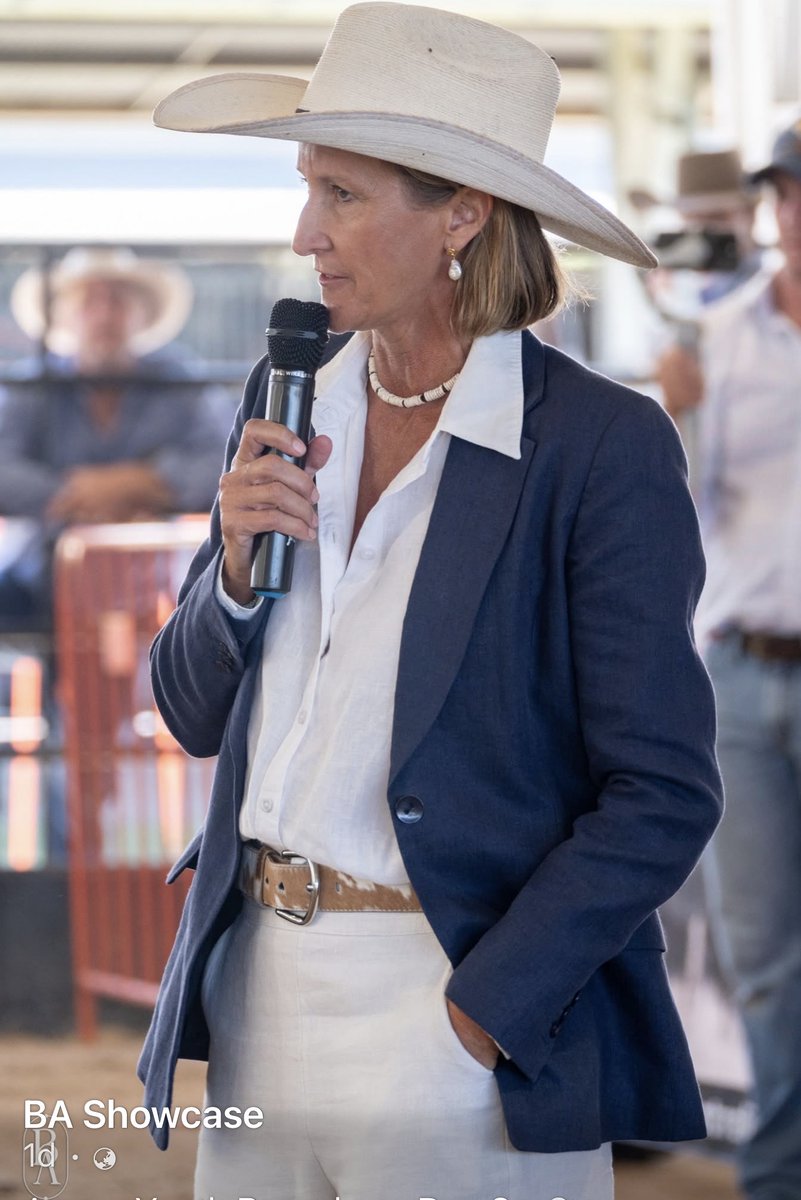 texasangus's tweet photo. Such an honour for Wendy to judge at this year's  Angus RoundUp. It was their biggest showing of 280 Angus. Well done @angusyouthaus! https://t.co/d5WAT80LSq
