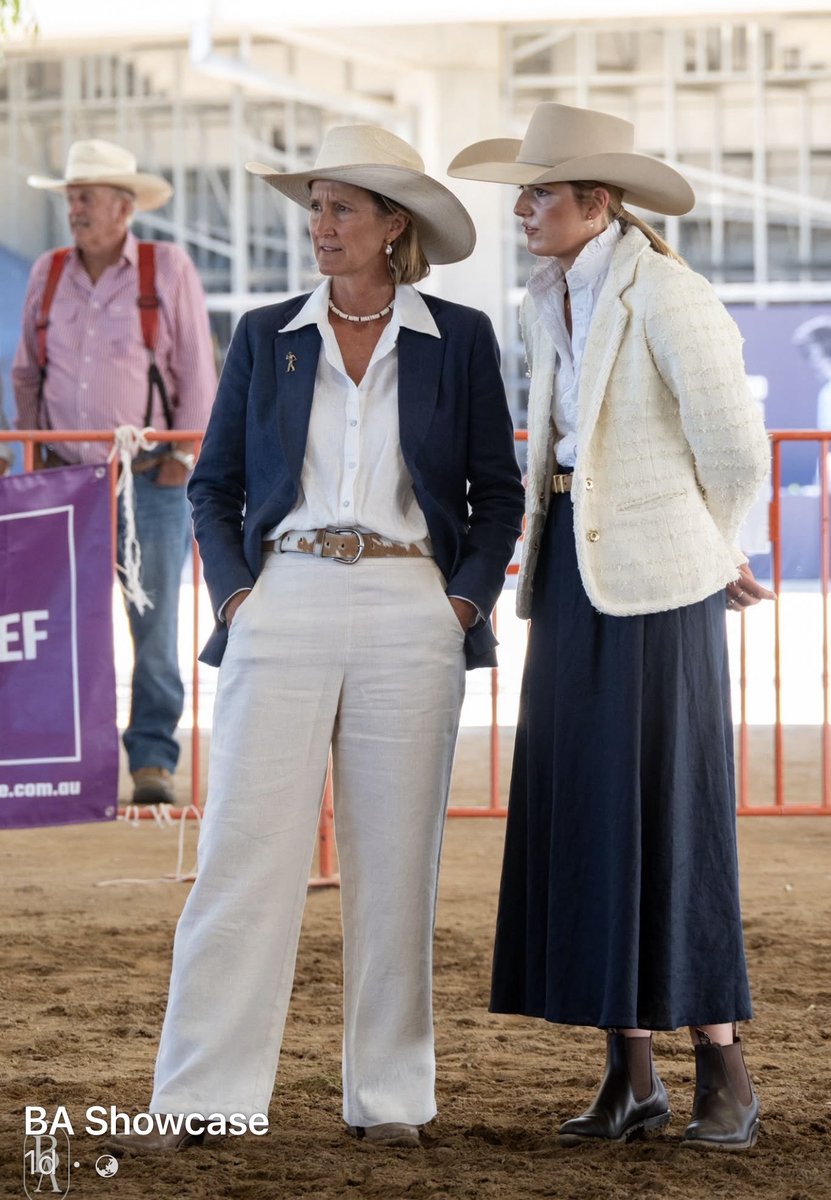 texasangus's tweet photo. Such an honour for Wendy to judge at this year's  Angus RoundUp. It was their biggest showing of 280 Angus. Well done @angusyouthaus! https://t.co/d5WAT80LSq