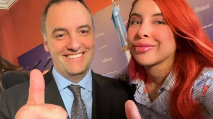 Joepsi's tweet image. Ella es Macarena Rodríguez, el gato que Adorni acomodó en la secretaría de comunicación.

La lleva a los viajes oficiales para recorrer el mundo juntos, con NUESTROS IMPUESTOS.

Incluso fue a el funeral de Francisco. Cuando lo deschavaron lo negó hasta que salieron las fotos.