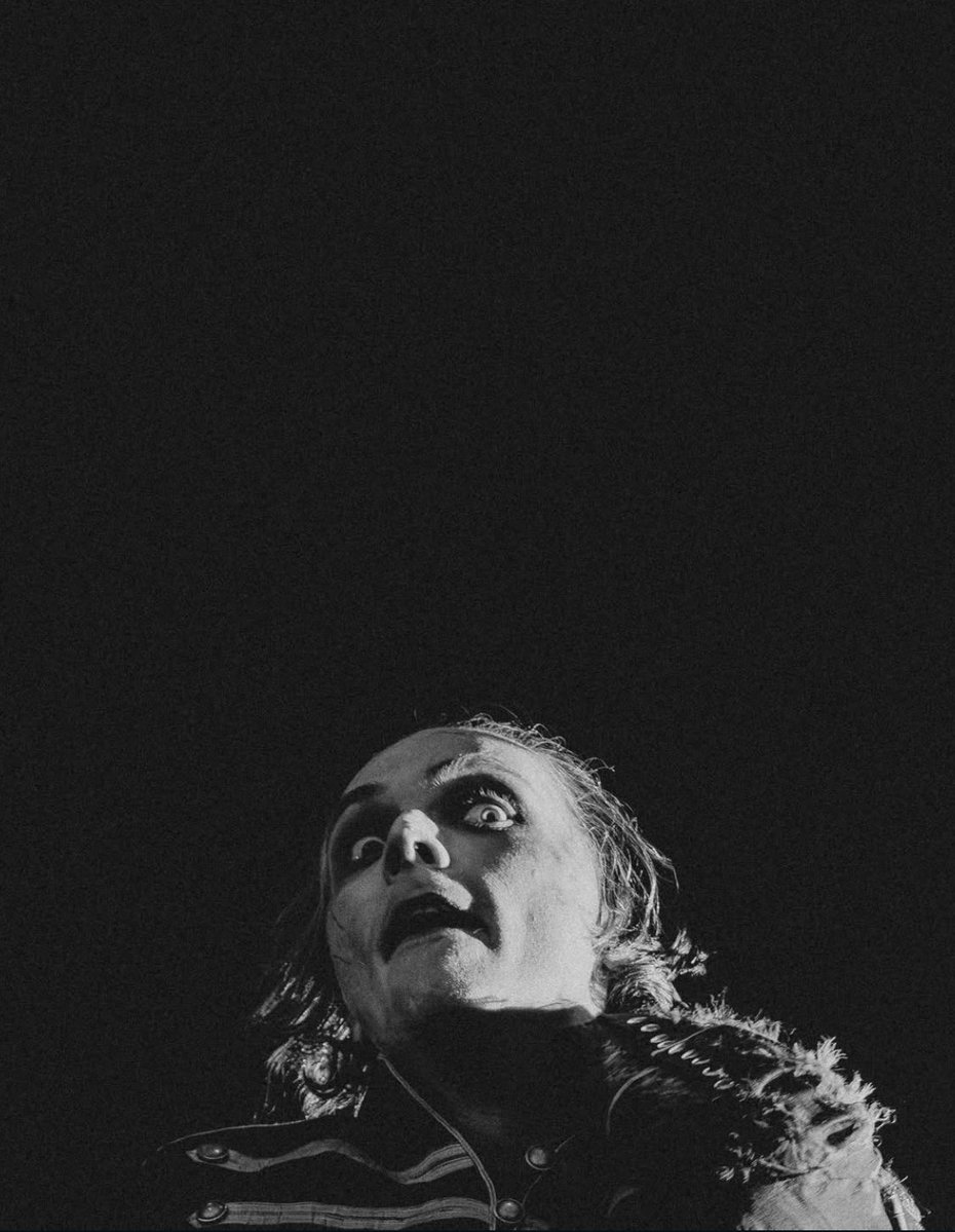 Gerard Way being strange and unusual tonight at #MCRCHILE2…

📸 Guille Salazar