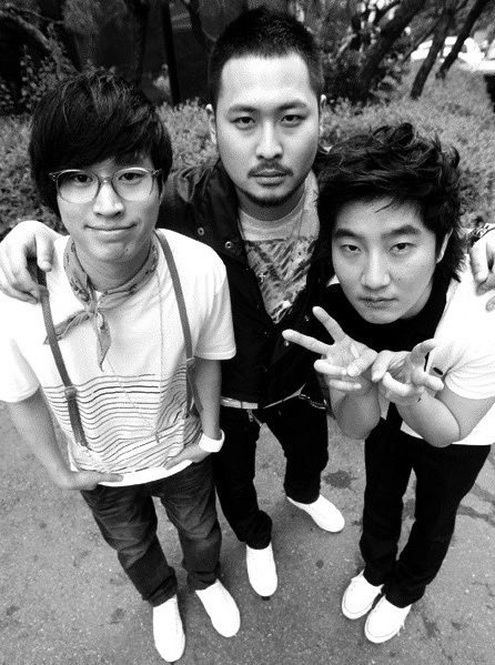 hasug_EPIK's tweet image. #에픽하이_트친소
#하이스쿨_트친소 
신입 하숙이라 모르는 것도 많고 이렇게 트친소 여는 것도 처음이라 많이 미숙해여..🥹
그치만 에픽하이 아빠들 좋아하는 마음은 같으니 흔적 남겨주시면 바로 달려가겠습니다!💗
선뎀도 좋아해요💗