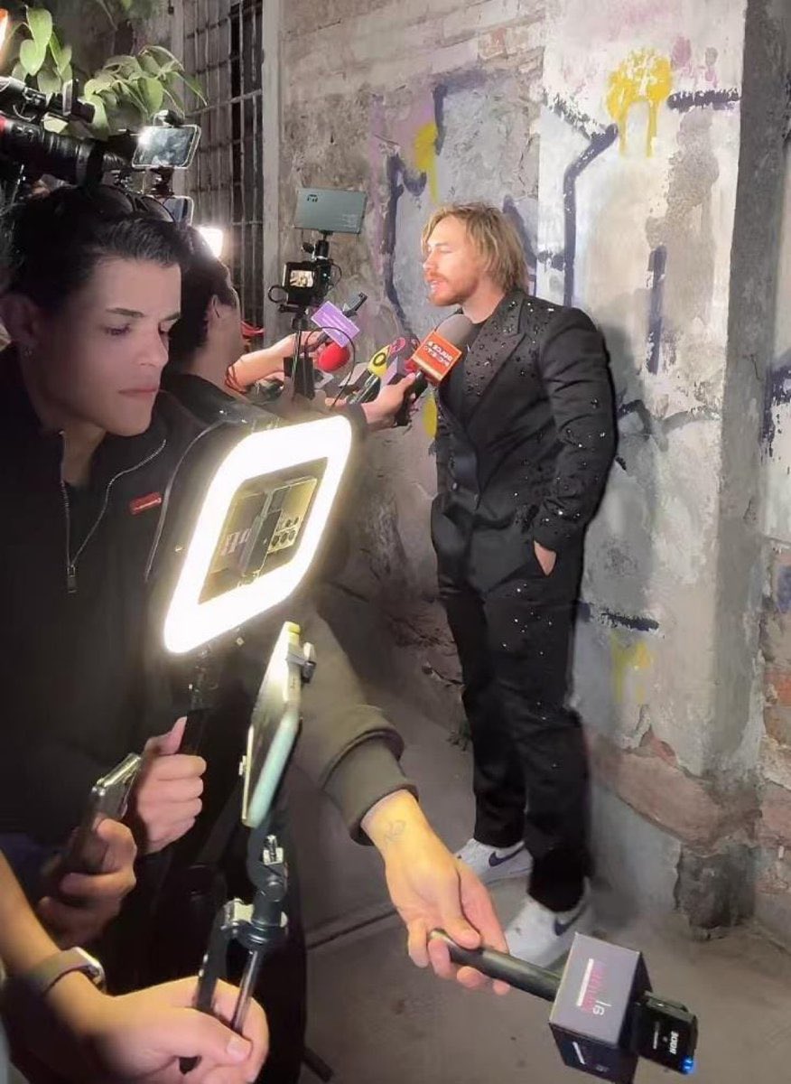 📸 Ya llegó un guapo a los Tik Tok Awards. 😮‍💨

¿Y ese trajecito? ¿Y esos rayitos nuevos? 

ALDO TT AWRDS

#AldoTdnWorld