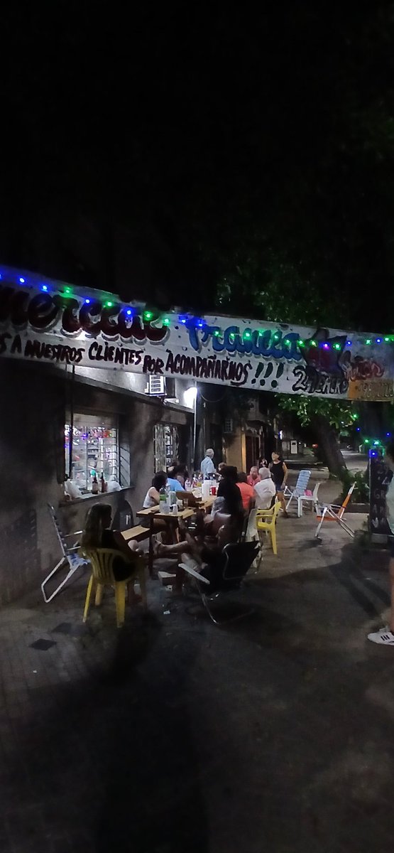 El kiosko de enfrente de casa cumplió 45 años y se festejo con toda la cuadra 
Podrán ustedes manga de palermitanos!!