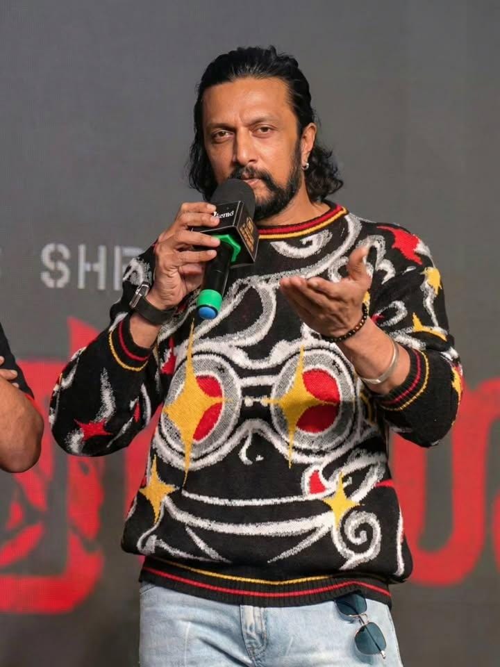 KicchaUniverse's tweet image. Kiccha Boss graces the #Rakkasapuradol trailer launch, roaring alongside the legends @rajbshettyOMK &amp;amp; Dr. Ravi Varma! 🔥🦁 Pure mass energy, unity in Sandalwood ❤️‍🔥💥

#KicchaSudeep #KichchaSudeep #Rakkasapuradol #BRBFirstBlood #MarkTheFilm #BBK12 #KannadaCinema