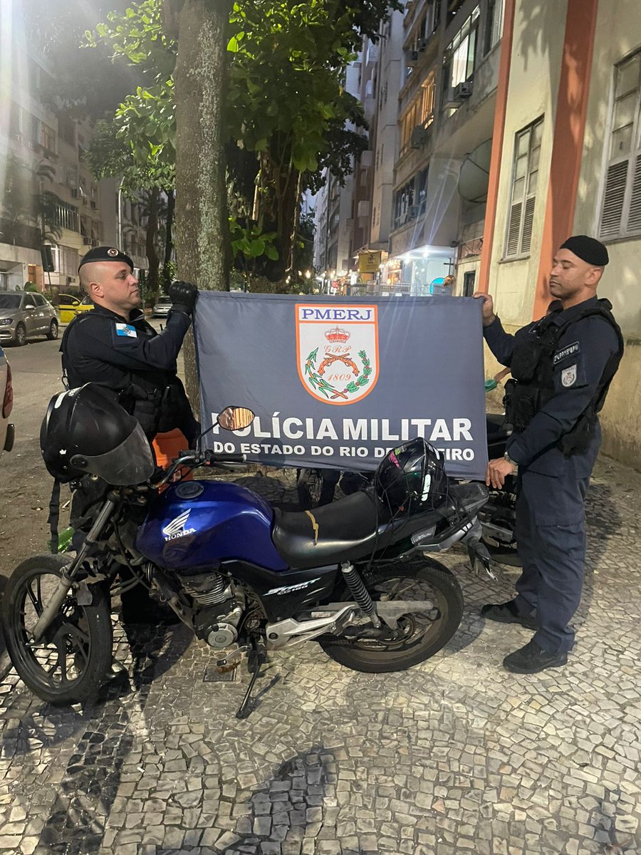 PMERJ's tweet photo. Policiais da UPP Lins flagraram um indivíduo subtraindo o celular de uma mulher na Rua Barata Ribeiro, em Copacabana, durante patrulhamento. O autor foi preso em flagrante e permaneceu detido na #12DP. O veículo utilizado na ação foi apreendido. https://t.co/DRlfCTOcW8