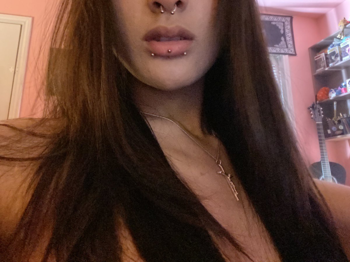 weirdandrotten's tweet photo. Just like my collarbone here https://t.co/XA7sQHnhNB