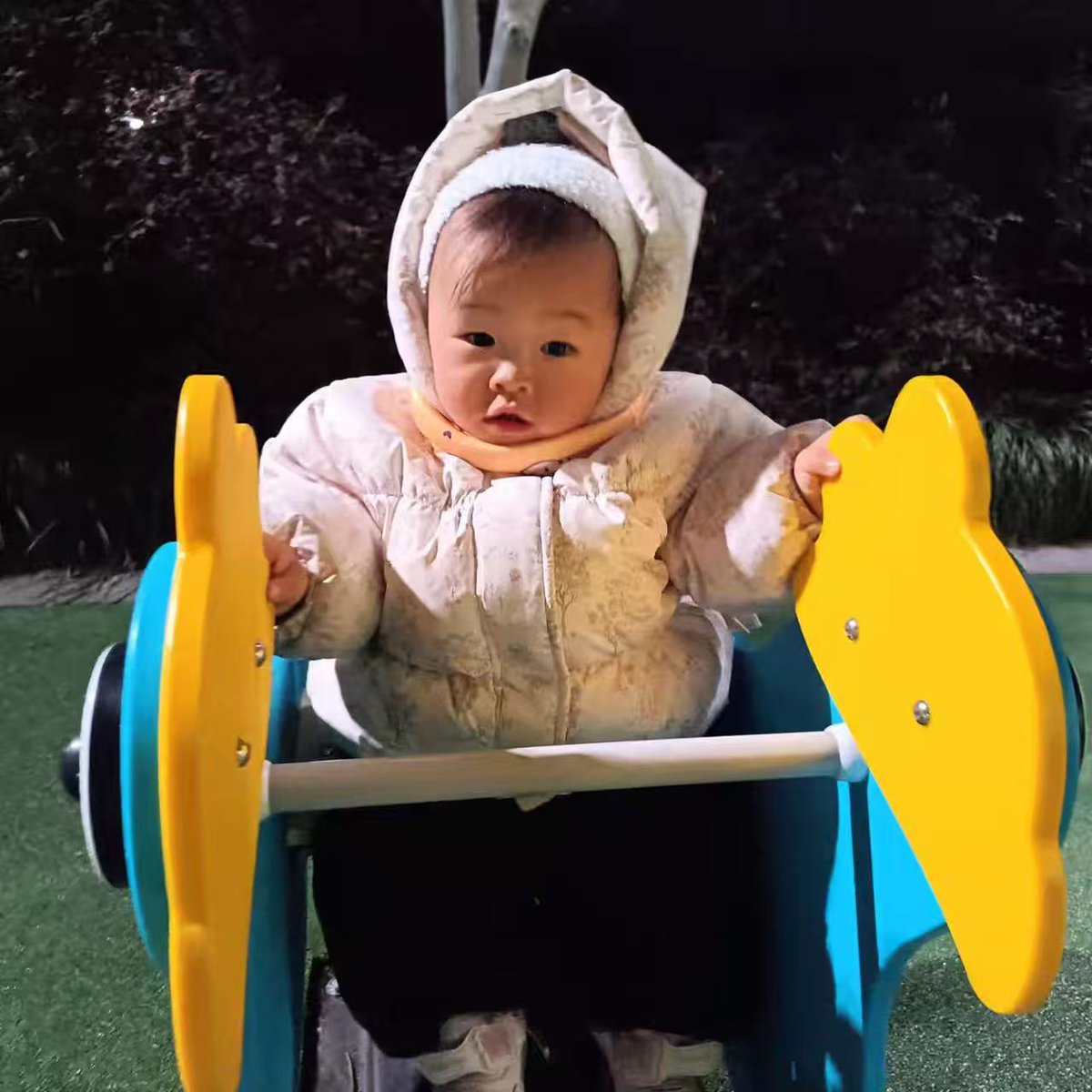 lmizhng12601's tweet image. Q: What’s the hardest thing to keep at home?

A: This little one who bolts out in tiny shoes!

Even the doorstep knows—their destination is always “the great outdoors”.#TinyExplorer #OutdoorKid #AdventureModeOn #HomeIsBoring #NatureBaby