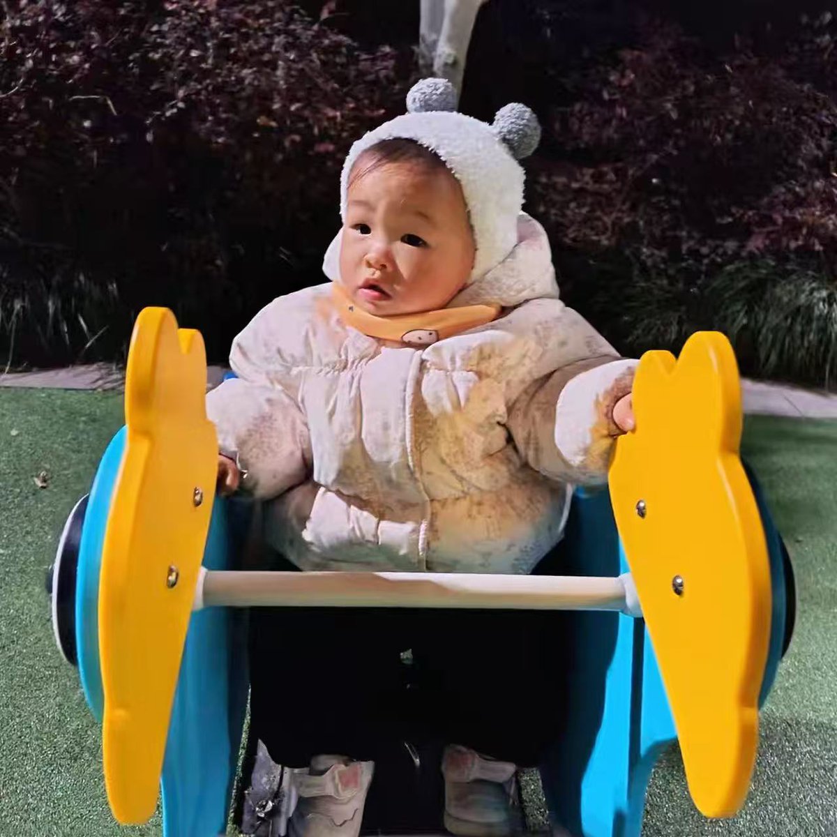 lmizhng12601's tweet image. Q: What’s the hardest thing to keep at home?

A: This little one who bolts out in tiny shoes!

Even the doorstep knows—their destination is always “the great outdoors”.#TinyExplorer #OutdoorKid #AdventureModeOn #HomeIsBoring #NatureBaby