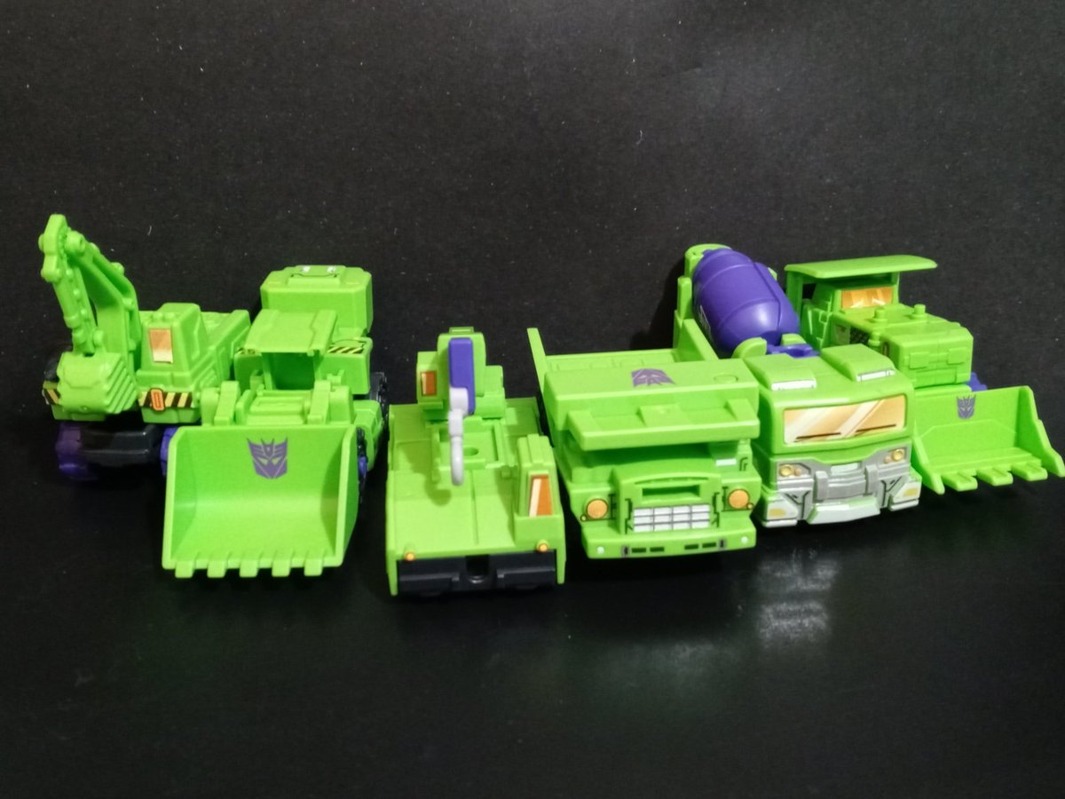 Yeeeeaaaaaahhhh!!! I finally have Scavenger and now have all Constructicons!  Blokees is feeding my Transformers addiction well. I hope to get my hands on the Stat Wars blokees sets. I am waiting for Bumblebee and Shockwave Beyblades too so hopefully soon. #blokees #Transformers
