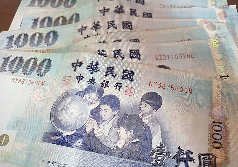 wangya591's tweet photo. 💸高雄姜姓女富婆誤信投資詐騙，40天內被5名車手陸續騙走2170萬元，發覺受騙時款項已不知所蹤。5名車手落網後遭判1年至2年8月不等刑期，法院另判其全額賠償被害人損失。#投資詐騙 #高雄 #車手落網 https://t.co/m2dhr6n5UY