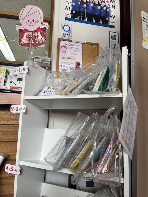 【親子えほんセット】図書館ロビーに設置している「親子えほんセット」の内容を更新しました📚
セットはそれぞれ0・1歳、2・3歳、4・5歳向けが5セットずつあります！
「読み聞かせしてあげたいけど、何読もう…」とお困りのお父さん！お母さん！
月齢向けの絵本セットをどうぞご利用ください😊