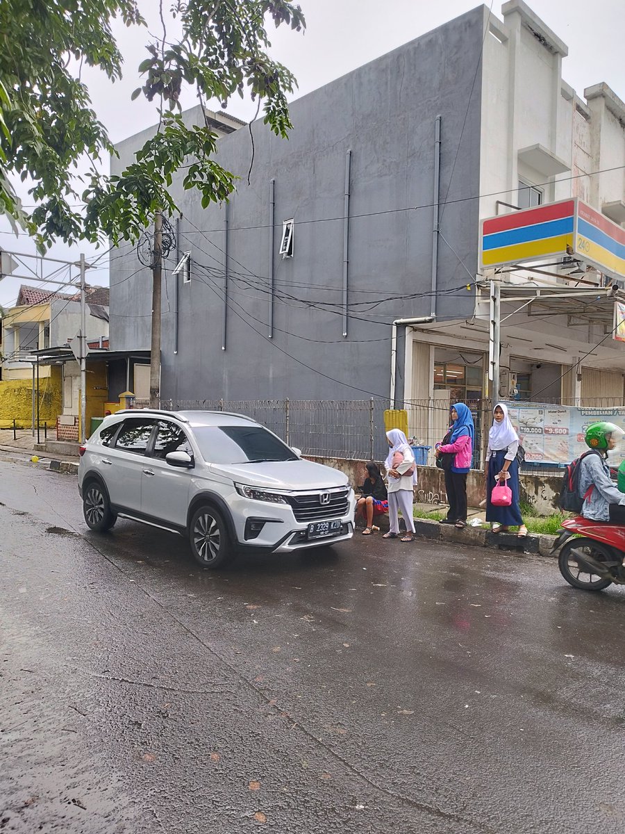 CorridorEight's tweet image. Halo @PT_Transjakarta ini mikrotrans-nya pada split ya, malah banyak angkot reguler yg ngangkut pnp. Kasian udh nunggu 15 menit lebih ga dapet-dapet

Loc: Simpang dukuh kramat jaya