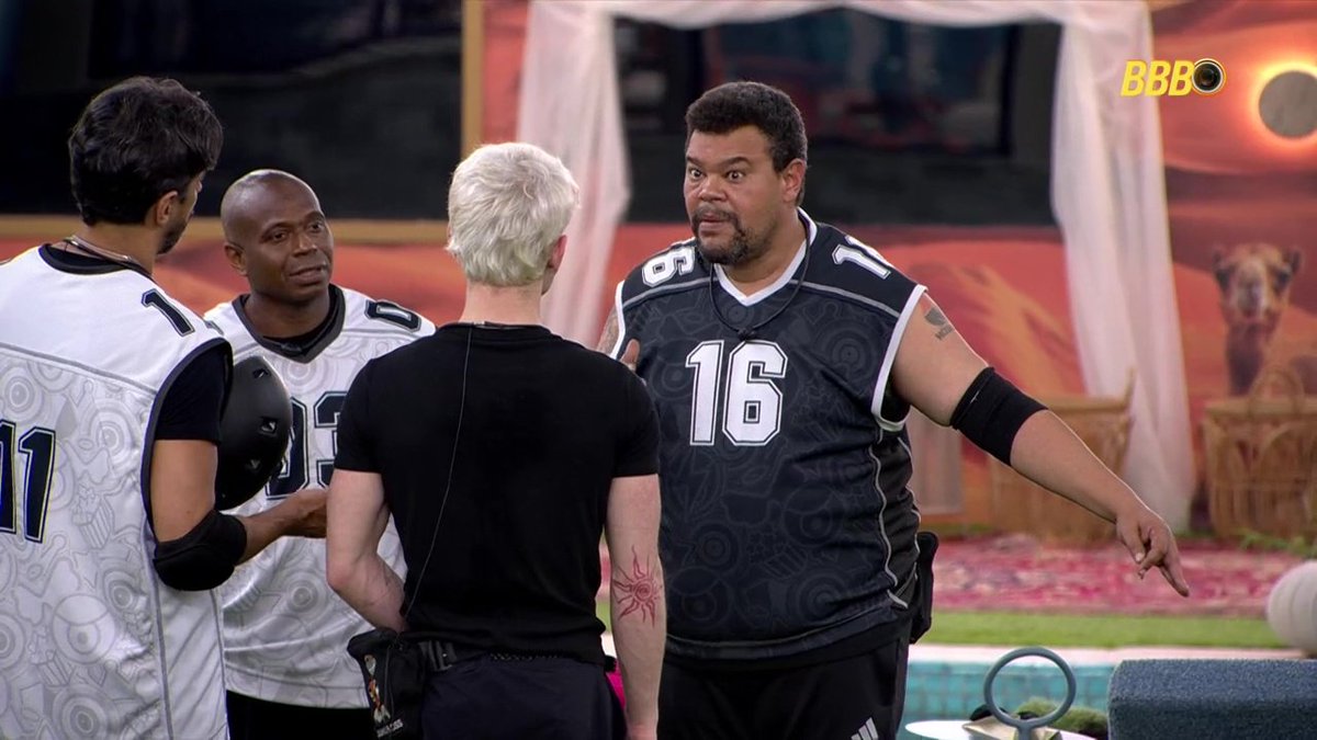 canalantenados's tweet image. Babu: “A gente pegou três portas livres. […] Quando eu saí, o bastão tava aqui do lado. Esse negócio de querer correr…”  

Cowboy: “Todo mundo fez isso. A Sarah fez.”  

Babu: “A primeira coisa que tinha que achar, antes de bater o botão, era o bastão.” #BBB26