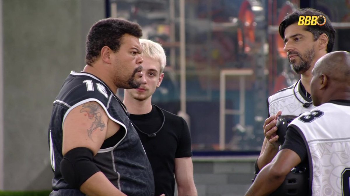 canalantenados's tweet image. Babu: “A gente pegou três portas livres. […] Quando eu saí, o bastão tava aqui do lado. Esse negócio de querer correr…”  

Cowboy: “Todo mundo fez isso. A Sarah fez.”  

Babu: “A primeira coisa que tinha que achar, antes de bater o botão, era o bastão.” #BBB26