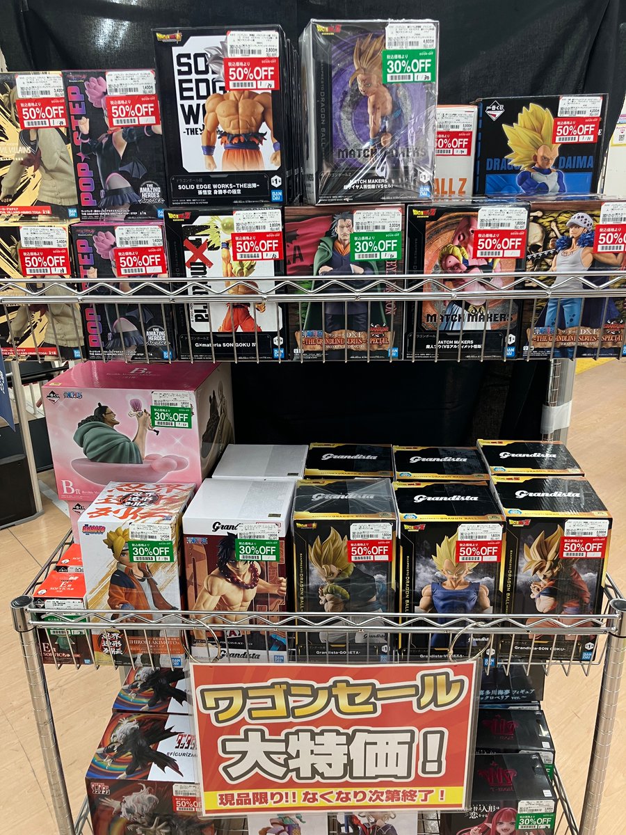 2階カウンター付近にフィギュアの特価コーナーを設置しました