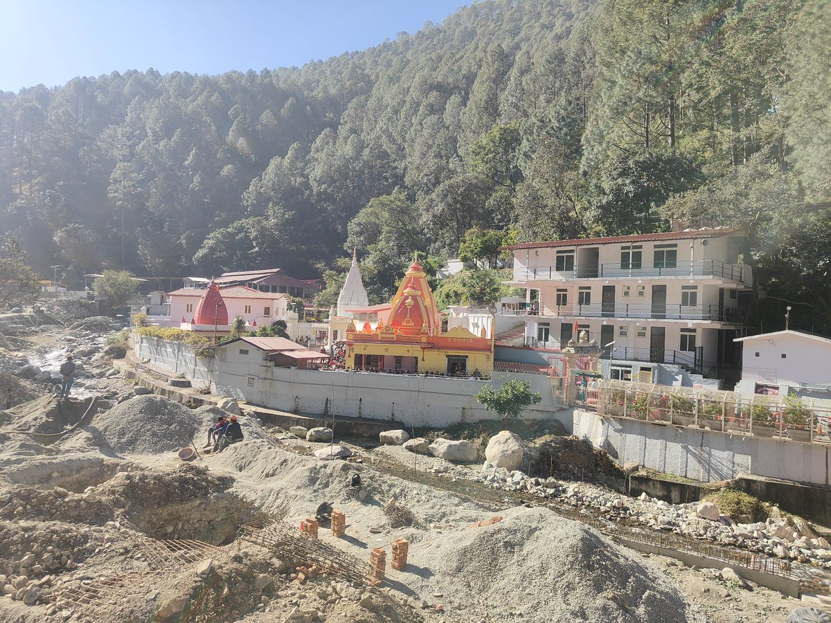 सब राम का खेल है।”
“प्रेम ही सबसे बड़ा धर्म है।”
“जो मिला है उसी में प्रसन्न रहो।”
“सभी से प्रेम करो, किसी से द्वेष मत रखो।”
“नाम जपो, सेवा करो और प्रेम बाँटो।”
“ईश्वर को पाने का सबसे सरल मार्ग प्रेम है।”
“सेवा बिना स्वार्थ के करो, वही सच्ची भक्ति है।”