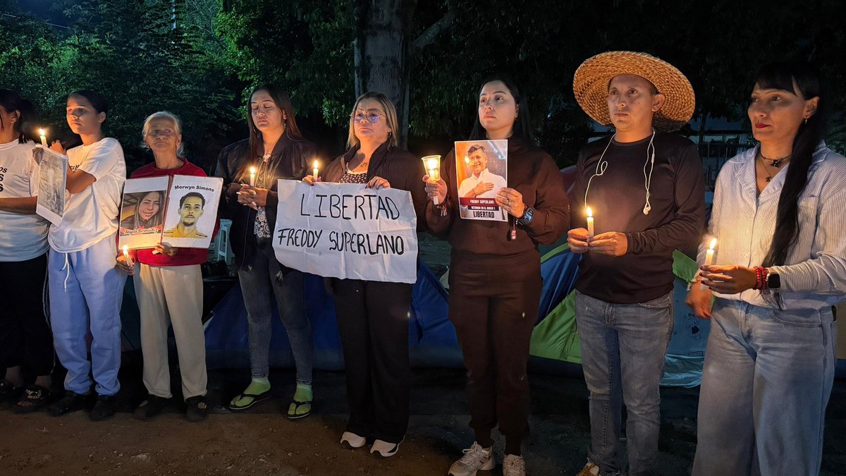 VIGILIA | Por 22 días consecutivos, madres, esposas y hermanas de presos políticos se mantienen afuera de El Rodeo I, orando y alzando la voz por sus seres queridos injustamente detenidos.

La esperanza sigue más viva que nunca, pero no se puede olvidar que es responsabilidad del