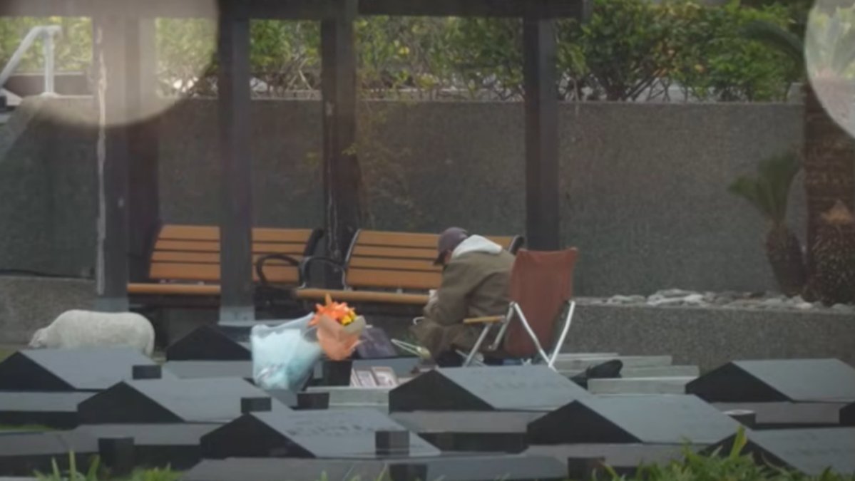 wikitree's tweet image. '故서희원 1주기' 구준엽, 여전히 묘소 앞에…묘비에는 “영원히 사랑해”
👉wikitree.co.kr/articles/11142…
#구준엽 #서희원