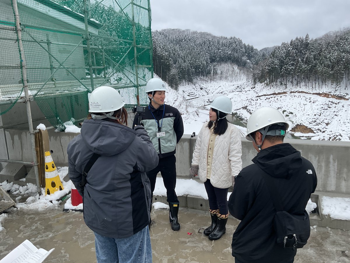 yoshinosegawa_D's tweet image. 県政動画撮影の部隊(FBC様🙏)が吉野瀬川ダムにやってきました！
もうじき試験湛水を迎える吉野瀬川ダムをたっぷりと取材してもらいました📹
当ダム新人職員も堂々の俳優デビュー？☺
今回撮影の動画は年度末頃に、YouTubeで配信される予定です💻　乞うご期待！
#吉野瀬川ダム　#試験湛水　#FBC
