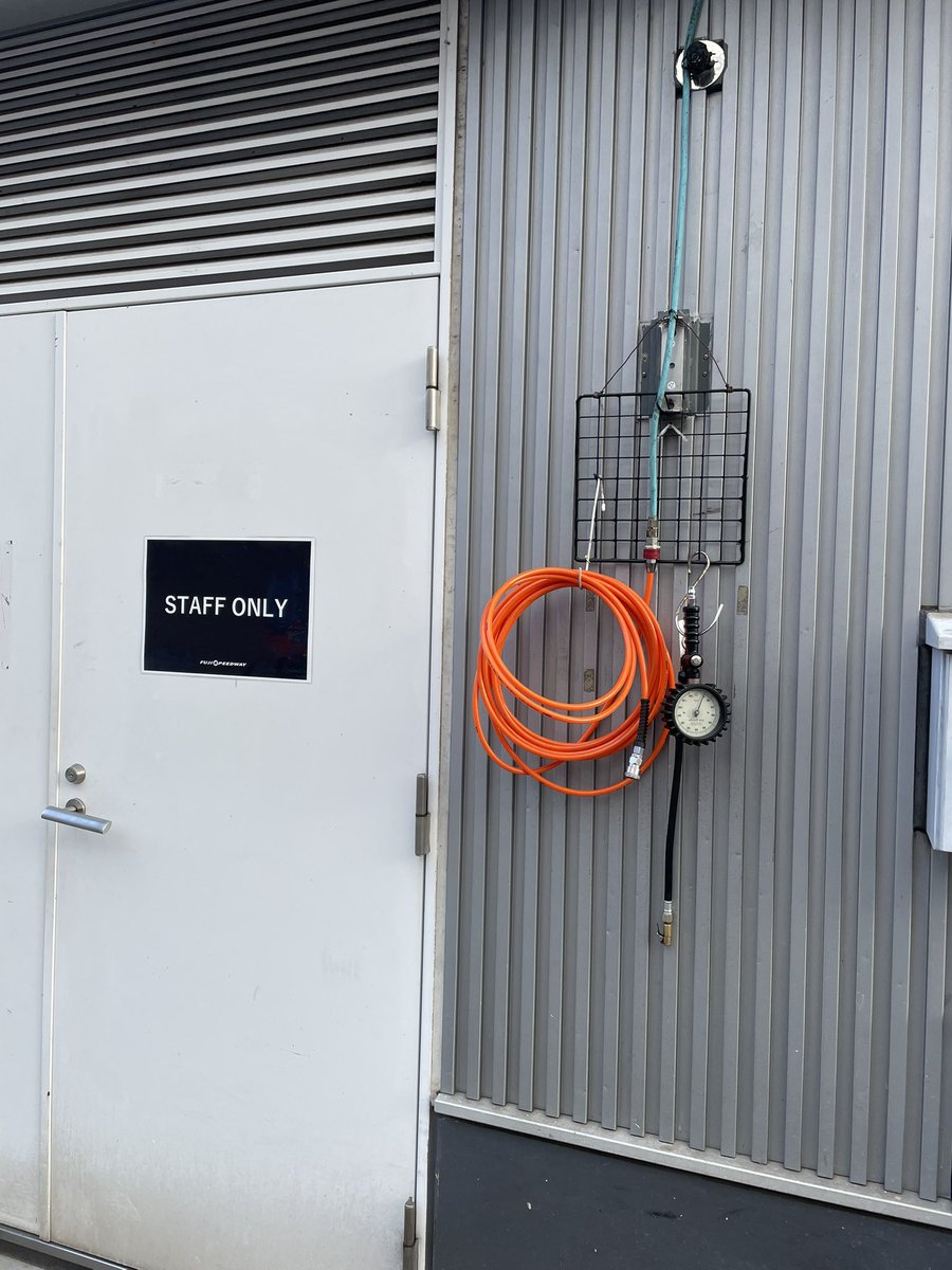 探してます🥹

2026年1月30日
富士スピードウェイショートコース
備え付けのエアゲージがなくなってしまいましたー

もし心当たりの方がいらっしゃったらよろしくお願いします🙇

このポスト見ていただいて
この日走っている方が身近にいらっしゃったら
ちょっと聞いてあげてください😊