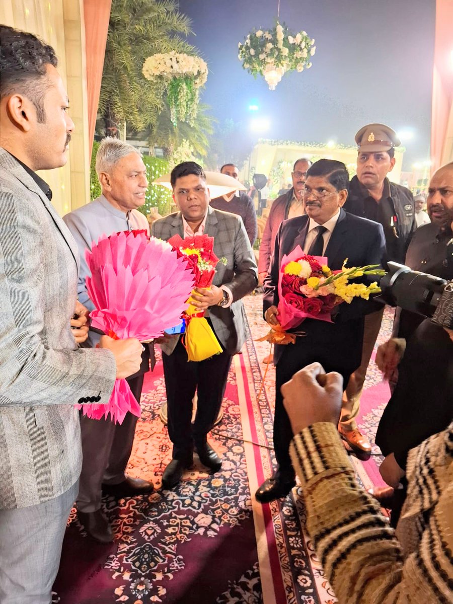 BrajeshIPS1971's tweet photo. कल देर शाम 2022 बैच की आईपीएस अधिकारी अरीबा नोमान और मसीहा नज़म (PCS) के निकाह समारोह में सम्मिलित हुआ | इस अवसर पर सुल्तानपुर जनपद के कई पुलिस और प्रशासनिक अधिकारी भी शामिल हुए | अरीबा और मसीहा को निकाह की दिली मुबारकवाद.....
💐💐 https://t.co/wXK1gQ5NRR