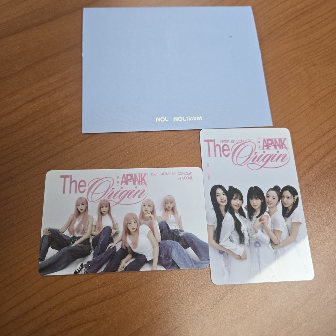 บัตรคอนเอพิ้งที่เกาลายสวยทั้งสองวันเลย🥺 

cr. apinkmong