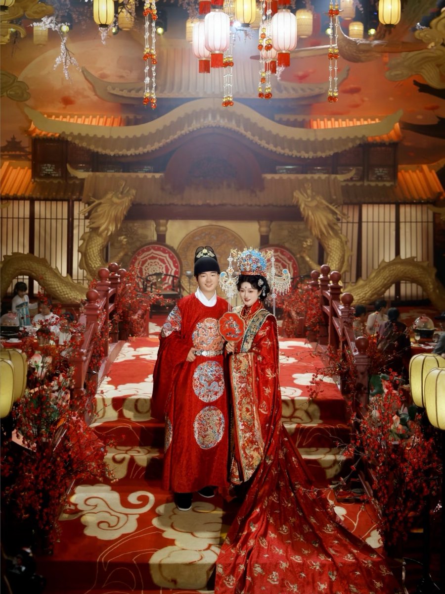 yaowu1505778943's tweet image. A traditional Chinese wedding full of red joy and cultural charm 🧧 Every detail is a beautiful inheritance of love and tradition.
#ChineseWedding #OrientalRomance #CulturalCharm