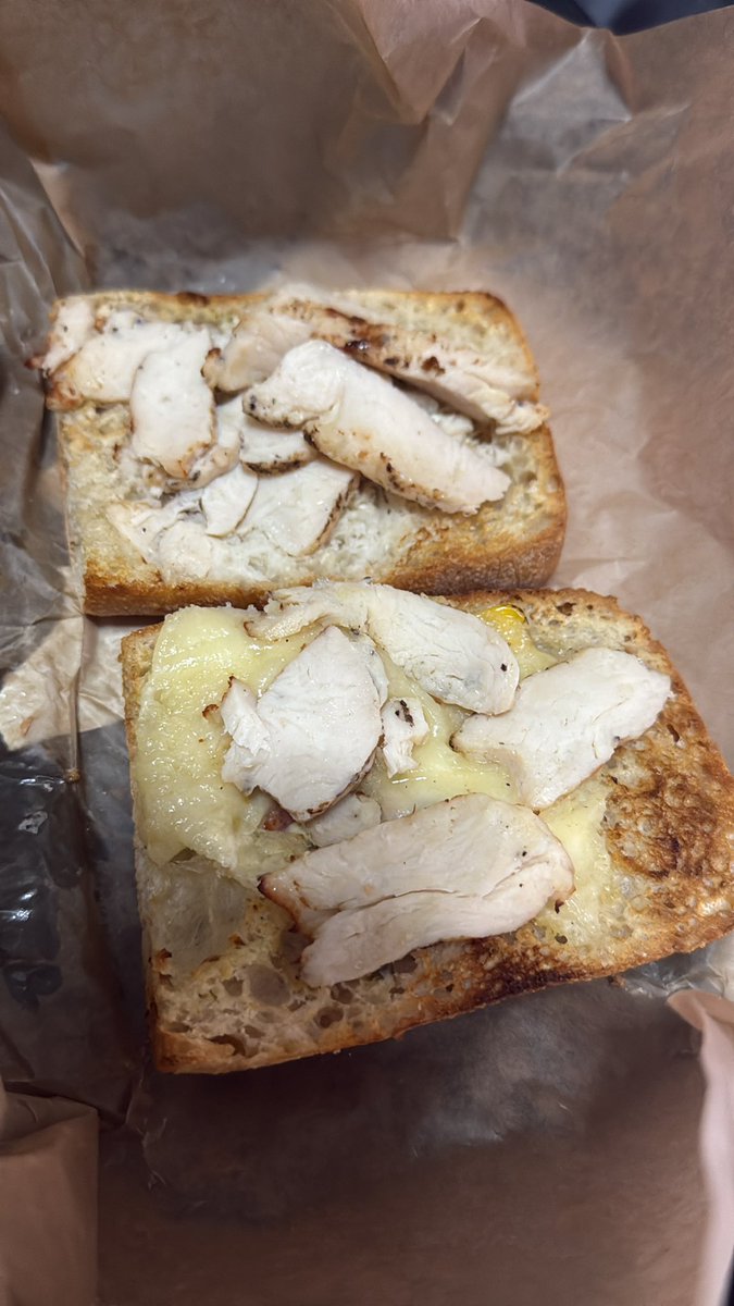 Frankiec35's tweet photo. @panerabread can you please explain how I ordered the spicy fiesta chicken and all I got was chicken with cheese, one piece of corn and nothing else in it? No sweet peppers, no roasted corn, no salsa verde. Why am I paying $14+ for chicken and cheese?? https://t.co/9QX8m5JNiE