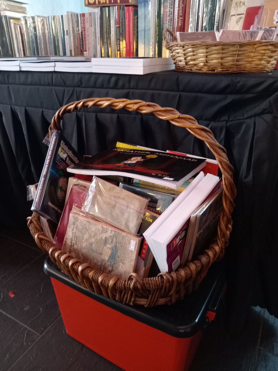 Sebakul buku terpakai di Pasar Seni