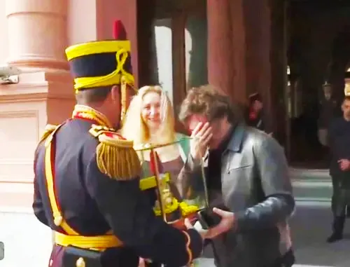 1° Le regalaron un uniforme de granadero.
2° Hizo que lo declaren granadero honorifico.
3° Ahora quiere apropiarse del sable corvo de San Martin.

Karina Milei esta juntando sus reliquias de la muerte para hacer alto ritual de brujería con su hermano. Es cantado.