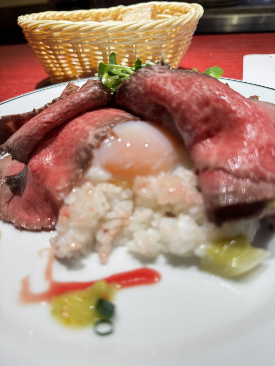 onzoooo's tweet image. 日替わりランチ
青森県産短角和牛のローストビーフ丼
牛蒡のポタージュ
自家製パン

#BrasserieGyoran