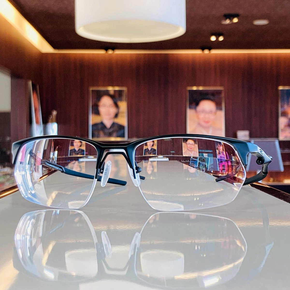 KamuySpectacles's tweet photo. 市外からオークリー ワイヤータップ2.0をお持ち込み。レンズは6カーブを設定できて、メガネのフロント(前枠)の反り角補正ができるHOYA ニュールックスRFスポーツ。オークリーは独特のカーブやシェイプが多く、快適な見え方のための設定や補正が必要。
#oakley #wiretap #hoya #ハイカーブレンズ https://t.co/J0hGgamyML