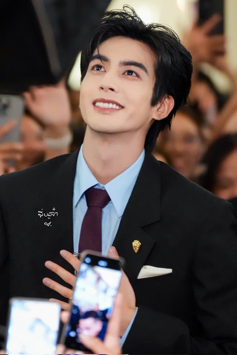 เมื่อมีคนบอก น้องหน้าตึงตลอดเลย
น้องไม่ยิ้มเลย 
me: ปารูปนี้ใส่
ถ้าเค้ายิ้มกว่านี้ เราจะตายกันหมด

#SongWeilong #宋威龙 #ซ่งเวยหลง