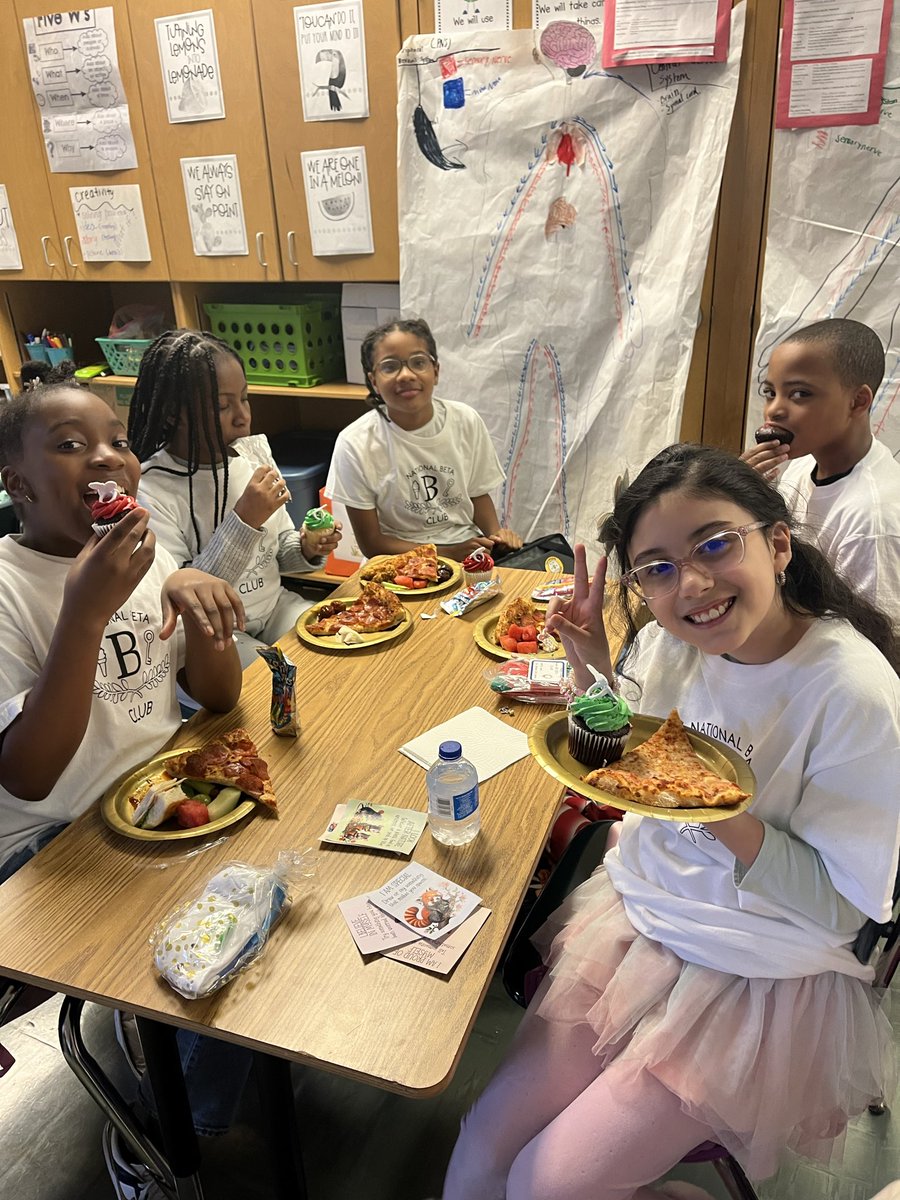 Dr_B_Inspires's tweet photo. Holiday celebration with **Beta Club** 🎄✨
Leadership, service, and school spirit all wrapped into one joyful season! 💙

#BetaClub #HolidayCelebration #StudentLeadership #SchoolSpirit #BetaPride #Bobcats https://t.co/HAtu7ouIpg