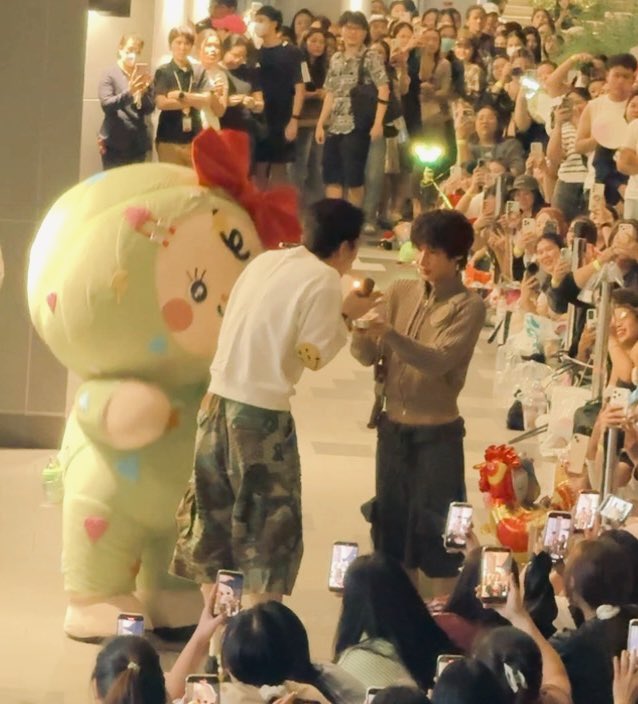 offgun_family's tweet image. แอดมินแอบเก็บรูปความน่ารักมาฝากค่ะ
สุขสันต์วันเกิดย้อนหลังนะคะป่าปี๊~ 💚🥰

@off_tumcial @AtthaphanP @BABII_GMMTV 
OFFGUNBABII FAMSIGN 2026
#สนามอ่านเล่น2026xOffGun
#ออฟกัน #OffGun 
#Babii #NongBabii