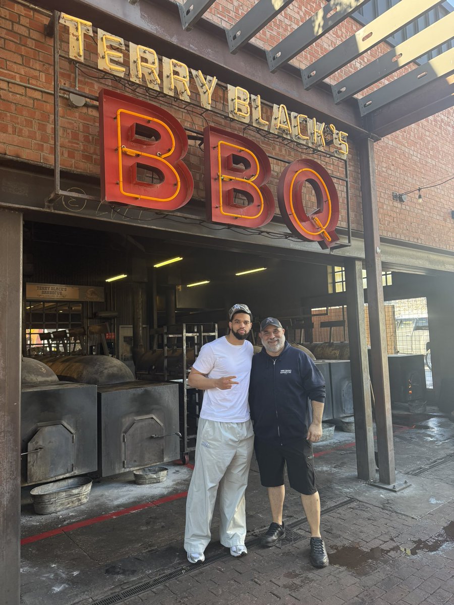 TerryBlacks_BBQ's tweet image. Daaaaa brisket 🤝 @CALEBcsw