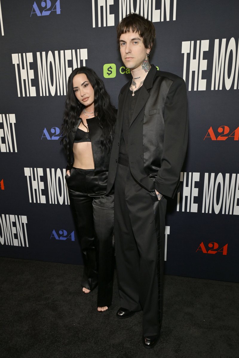 demilovatobr's tweet image. 🚨 Demi Lovato e seu esposo Jutes na premiere de "The Moment", de Charli XCX, em Los Angeles.